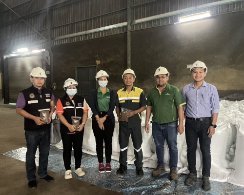 ปศุสัตว์กระบี่ สุ่มเก็บตัวอย่างอาหารสัตว์ตามพระราชบัญญัติควบคุมคุณภาพอาหารสัตว์ พ.ศ.2558